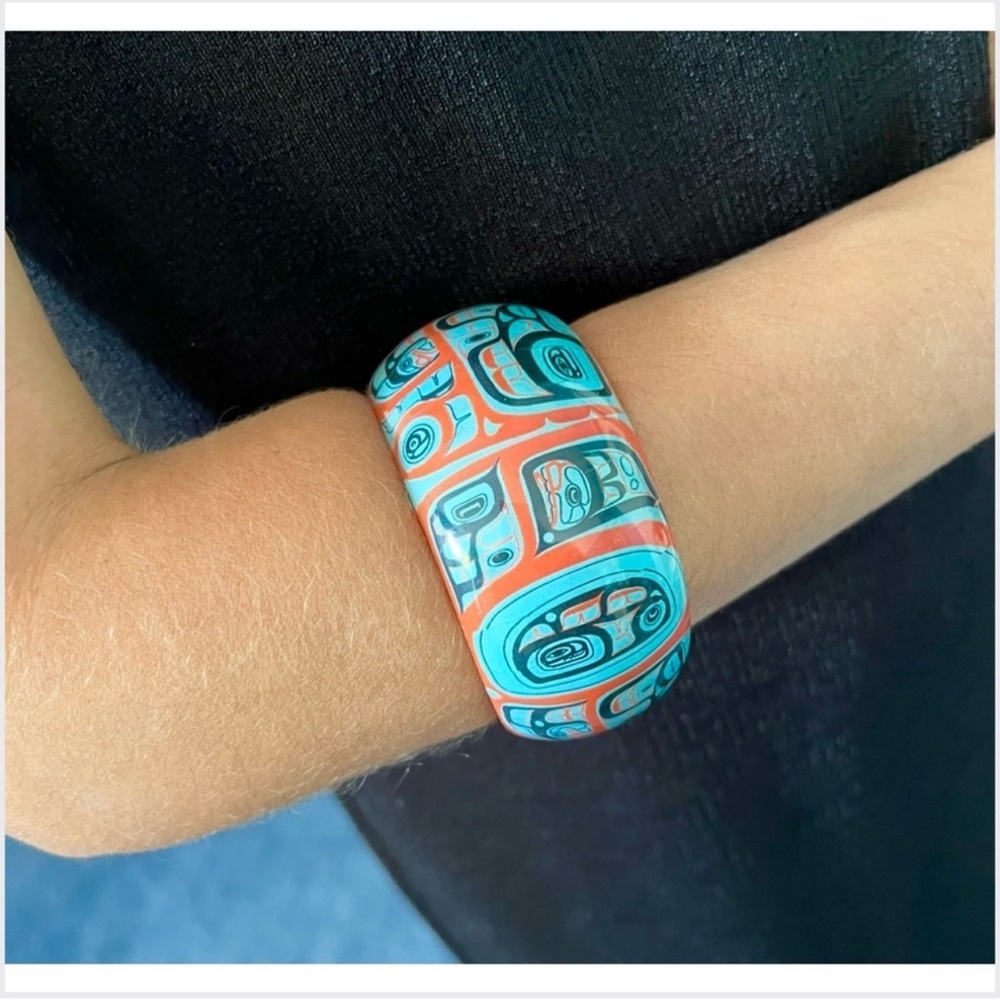 🇨🇦🎁 Handcrafted Wood Bangle Decorated with Totemic Animal - First Nations, B.C.